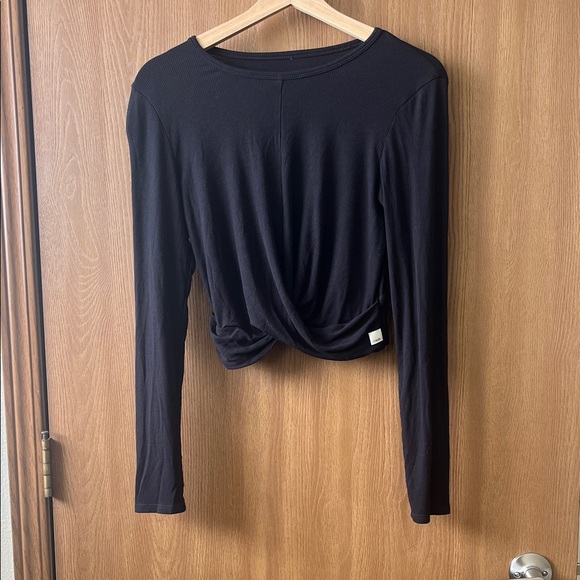 Vuori Tops - Vuori large cove twist tee in black